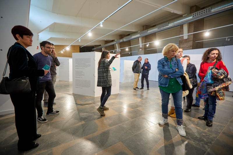 Foto 3: La Diputació de Girona i la UdG presenten l'exposició «Itineraris literaris» a Roses
