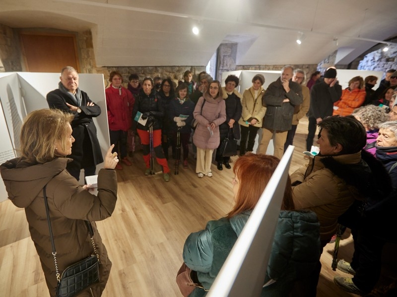 Foto 2 : L'exposició «Itineraris literaris» s'inaugura a Lladó coincidint amb la presentació del darrer volum de la col·lecció