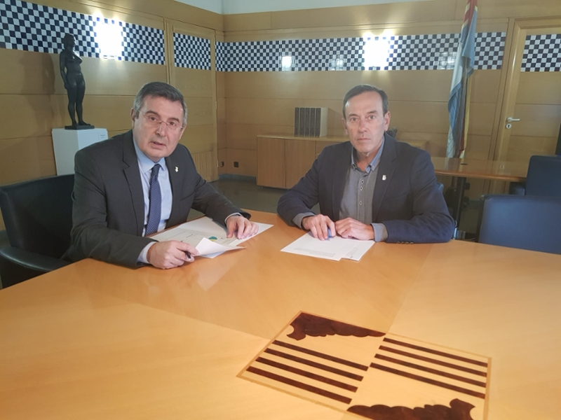 Foto : El president, Miquel Noguer, es reuneix amb l'alcalde d'Olot, Pep Berga, i visita el bosc dels Tres Roures
