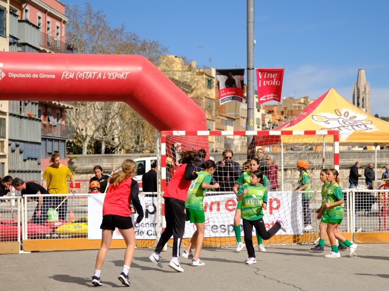 Foto 3 : El centre de Girona s'omple de nenes, joves i dones en la dotzena Jornada de l'Esport Femení
