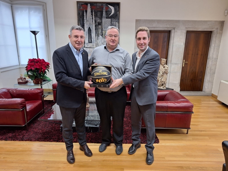 Foto : El president, Miquel Noguer, rep la pilota del Centenari de la Federació Catalana de Basquetbol
