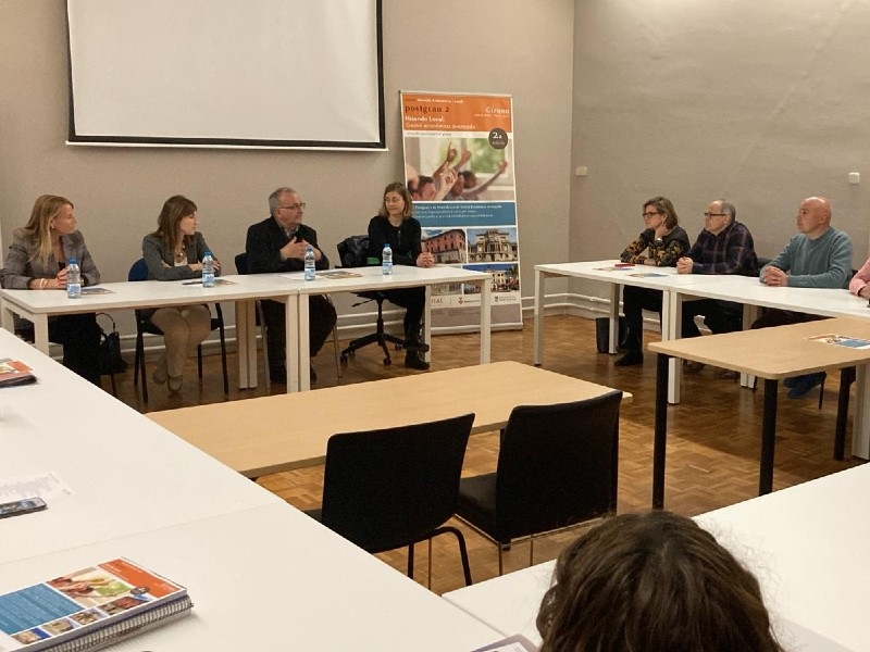 Foto : Cloenda del postgrau 2 del Màster en hisenda autonòmica i local a Girona, amb la vicepresidenta M. Àngels Planas
