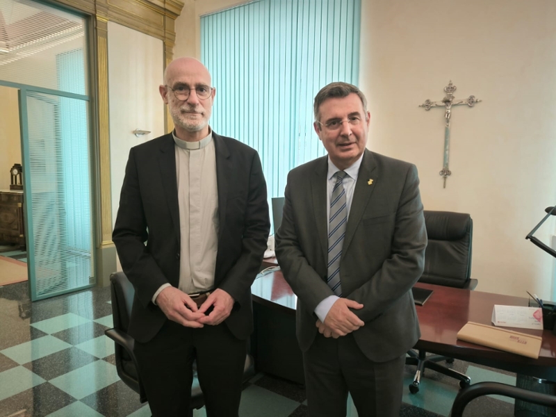 Foto : El president de la Diputació, Miquel Noguer, visita el bisbe electe de Girona, fra Octavi Vilà, a la seu del Bisbat</