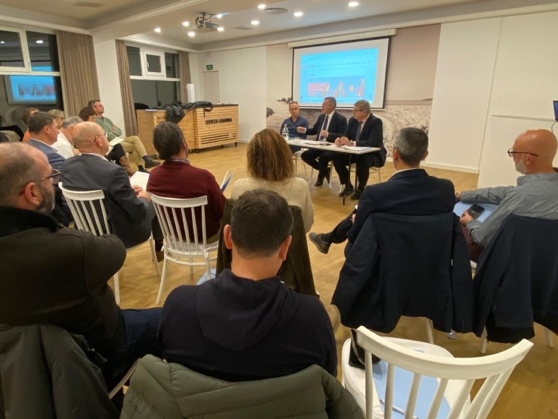 Foto 1: Trobada del president de la Diputació de Girona, Miquel Noguer, amb el Ple de la Cambra de Comerç de Palamós
