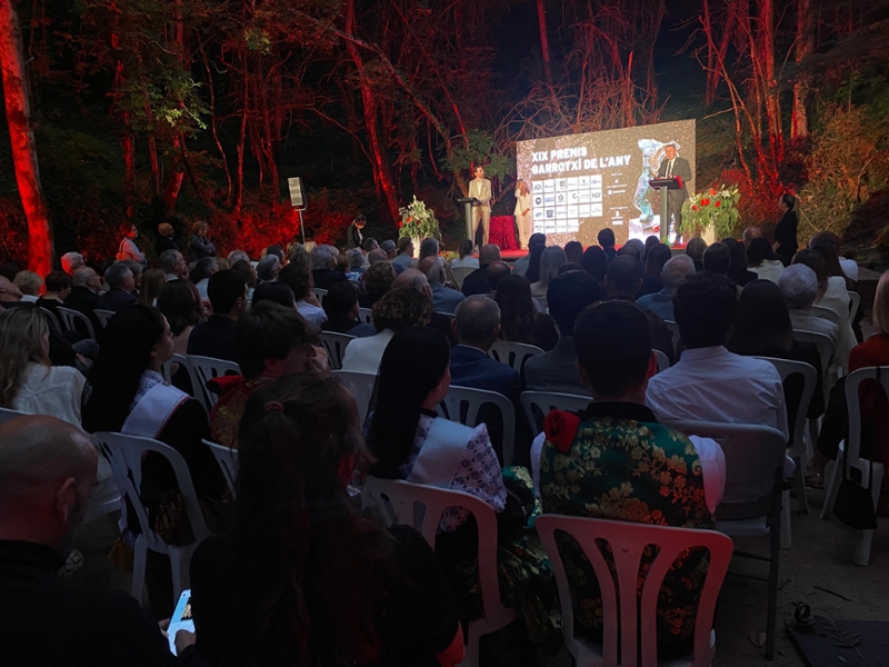 Foto 4: Miquel Noguer lliura al Festival Vallviva el guardó a la Millor Iniciativa Promocional en la 19a edició dels Premis G