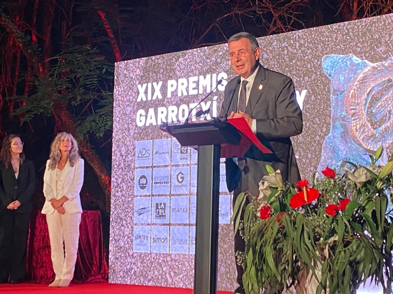 Foto 3: Miquel Noguer lliura al Festival Vallviva el guardó a la Millor Iniciativa Promocional en la 19a edició dels Premis G