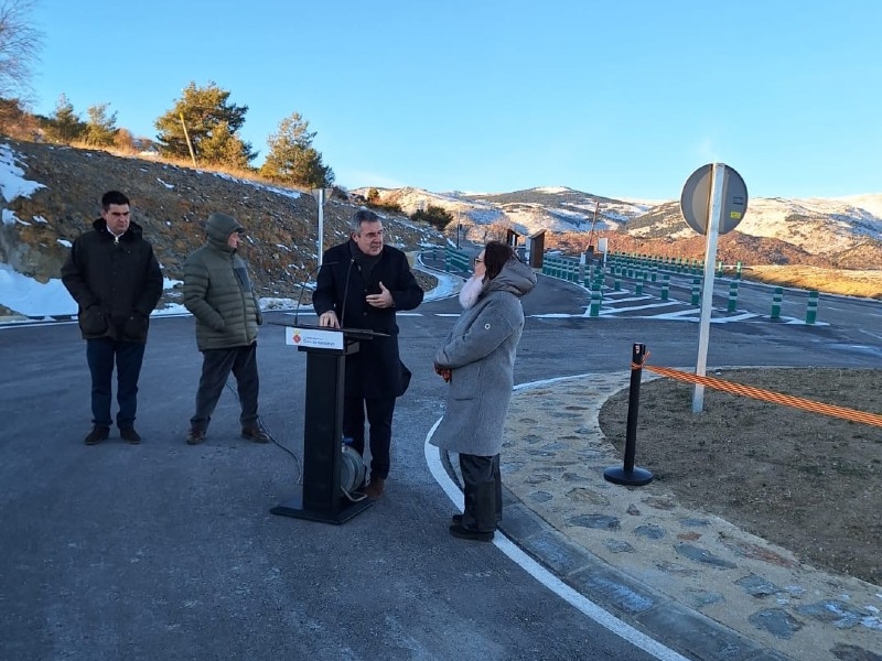 Foto : Guils de Cerdanya inaugura una rotonda per millorar l'accés a Fontanera, construïda amb el suport de la Diputació