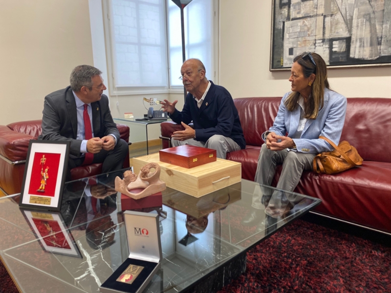 Foto : El president, Miquel Noguer, rep a la Diputació el cònsol honorari de Panamà a Girona, Benet Rovira