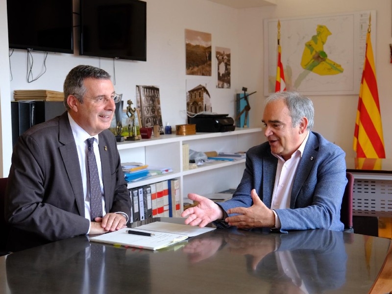 Foto 2: El president de la Diputació, Miquel Noguer, es reuneix amb alcaldes i alcaldesses dels municipis gironins de la Cerd