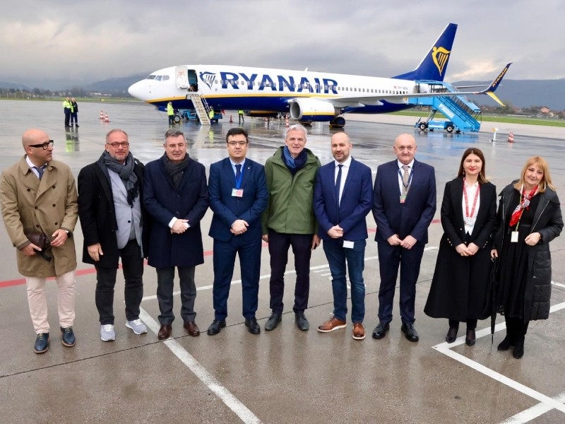 Foto : El president de la Diputació, Miquel Noguer, en el primer vol de la nova ruta de Ryanair entre Girona i Sarajevo