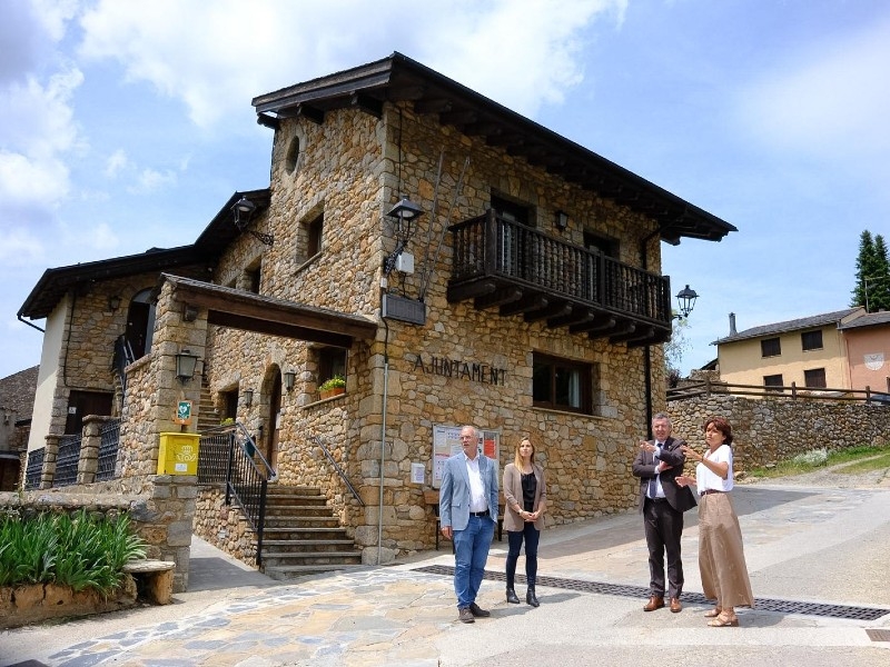 Foto 6: El president de la Diputació, Miquel Noguer, es reuneix amb alcaldes i alcaldesses dels municipis gironins de la Cerd