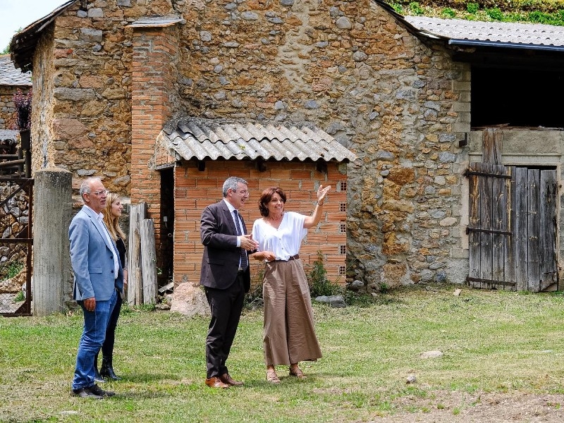 Foto 7: El president de la Diputació, Miquel Noguer, es reuneix amb alcaldes i alcaldesses dels municipis gironins de la Cerd