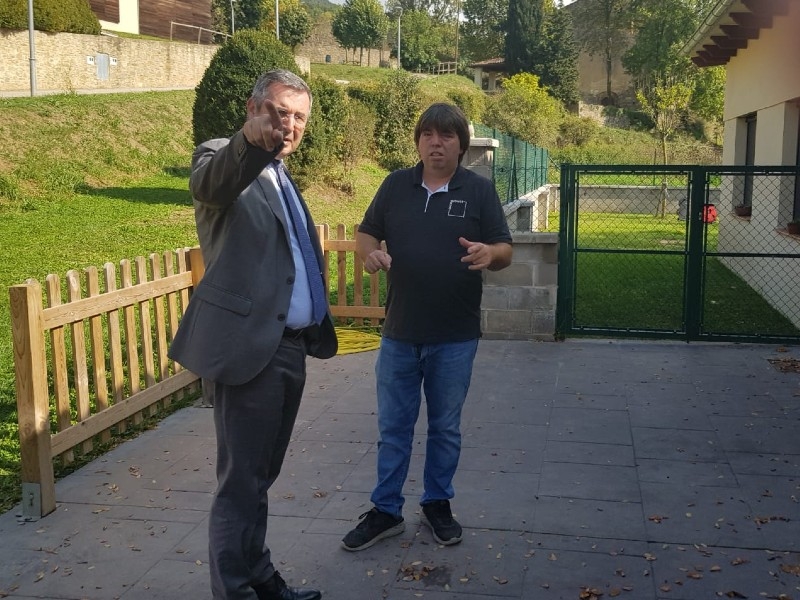 Foto 2: Miquel Noguer visita l'ampliació de l'escola de Vallfogona de Ripollès i coneix els projectes futurs del municipi