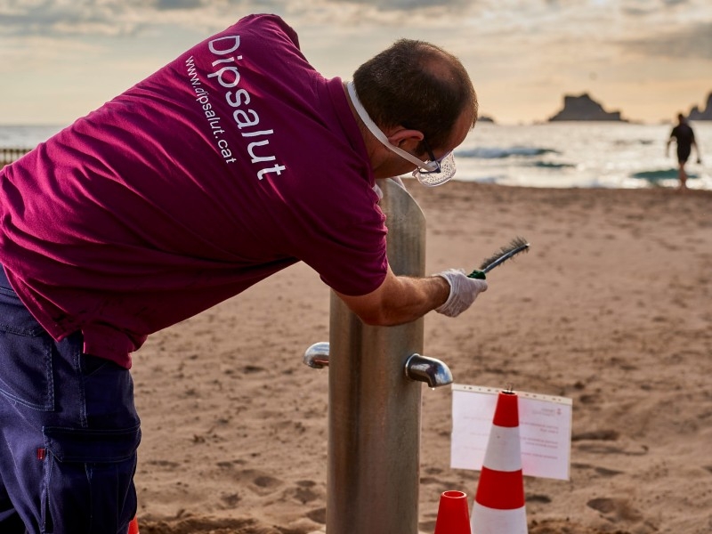 Foto : Dipsalut torna a activar els controls de legionel·la a les dutxes de la Costa Brava després de dos anys d'aturada per