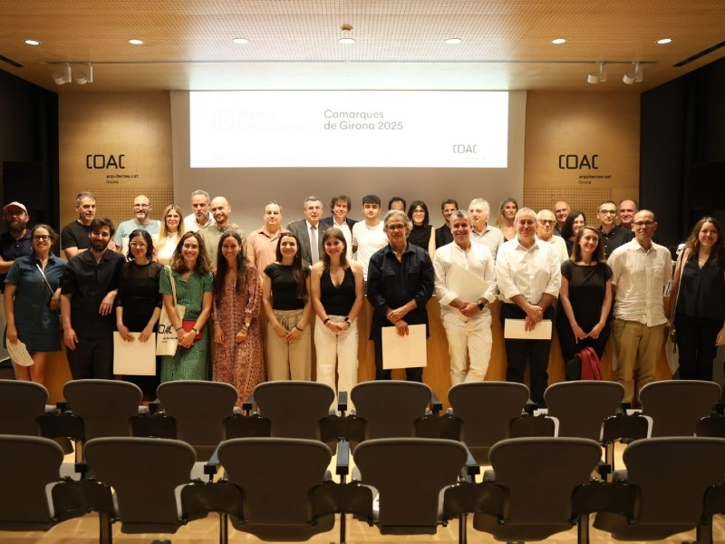 Foto : El president Miquel Noguer entrega el Premi d'arquitectures ex aequo al Centre esportiu a Ripoll, d'MH.AP St