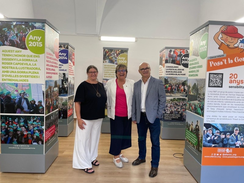 Foto : Inauguració de l'exposició «Posa't la gorra! Sensibilitzant sobre el càncer infantil» a la Casa de Cultura de la Dipu