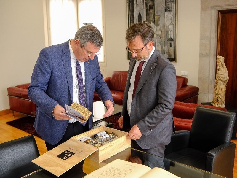 Foto 2: El president, Miquel Noguer, rep a la Diputació de Girona el conseller de Política Lingüística, Francesc Xavier Vila<