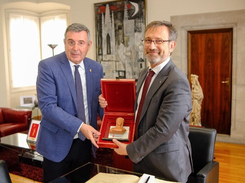 Foto 4: El president, Miquel Noguer, rep a la Diputació de Girona el conseller de Política Lingüística, Francesc Xavier Vila<