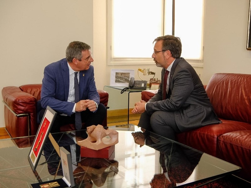Foto 5: El president, Miquel Noguer, rep a la Diputació de Girona el conseller de Política Lingüística, Francesc Xavier Vila<