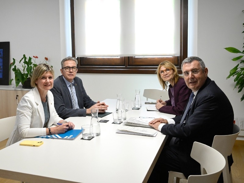 Foto 2: Les quatre diputacions acorden associar-se amb l'AMTU per treballar en la millora de la mobilitat sostenible al terri