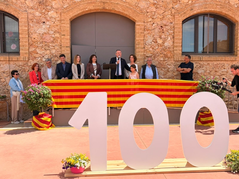 Foto : Acte per commemorar el centenari de l'escola de Vilanant que, a partir d'ara, durà el nom de Modesta Pous&nbsp;
