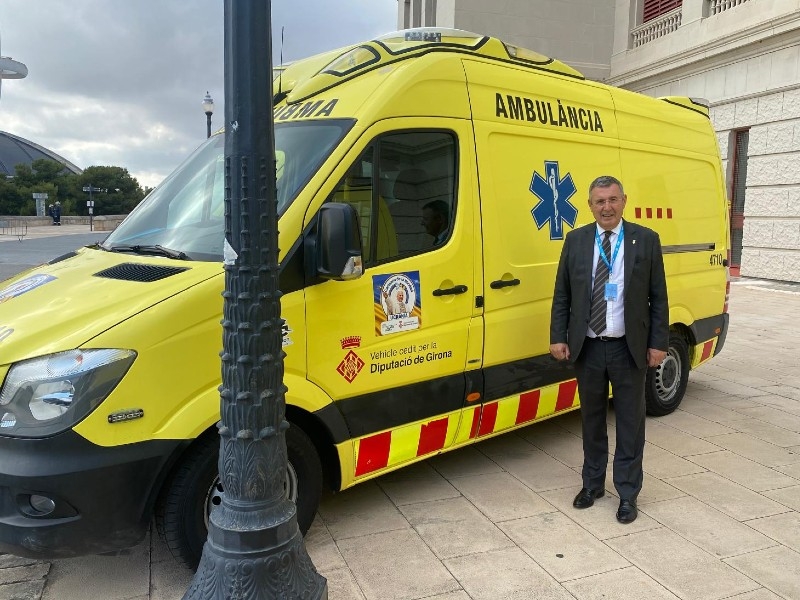 Foto 2: La Diputació cedeix dues ambulàncies més a la Fundació del Convent de Santa Clara i el papa Lleó XIV les beneeix