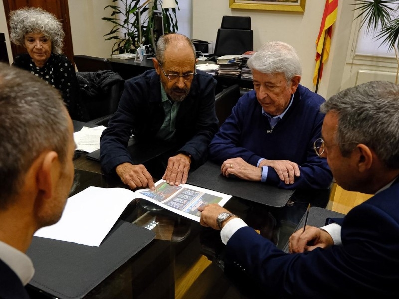 Foto 2: La Clínica Girona entrega a la Fundació Fita cinc vitralls de Domènec Fita de l'antiga seu, creats l'any 1965
