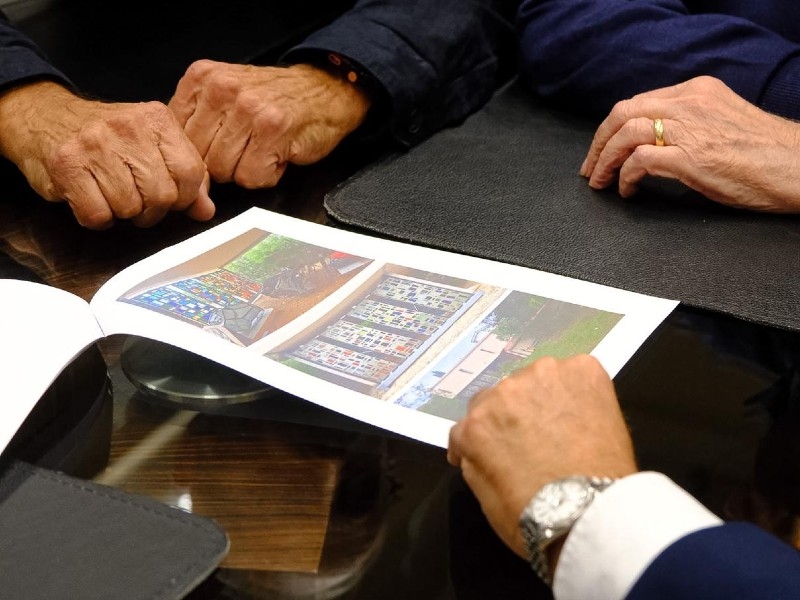 Foto 3: La Clínica Girona entrega a la Fundació Fita cinc vitralls de Domènec Fita de l'antiga seu, creats l'any 1965
