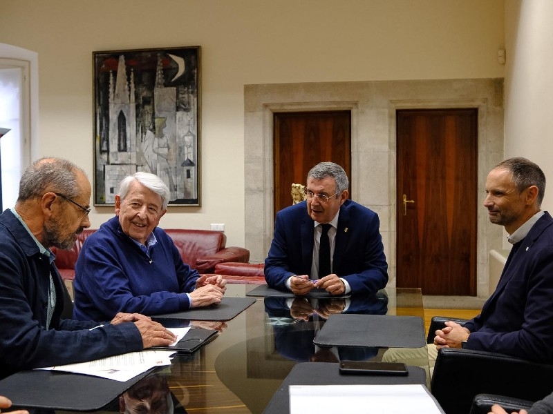 Foto 4: La Clínica Girona entrega a la Fundació Fita cinc vitralls de Domènec Fita de l'antiga seu, creats l'any 1965
