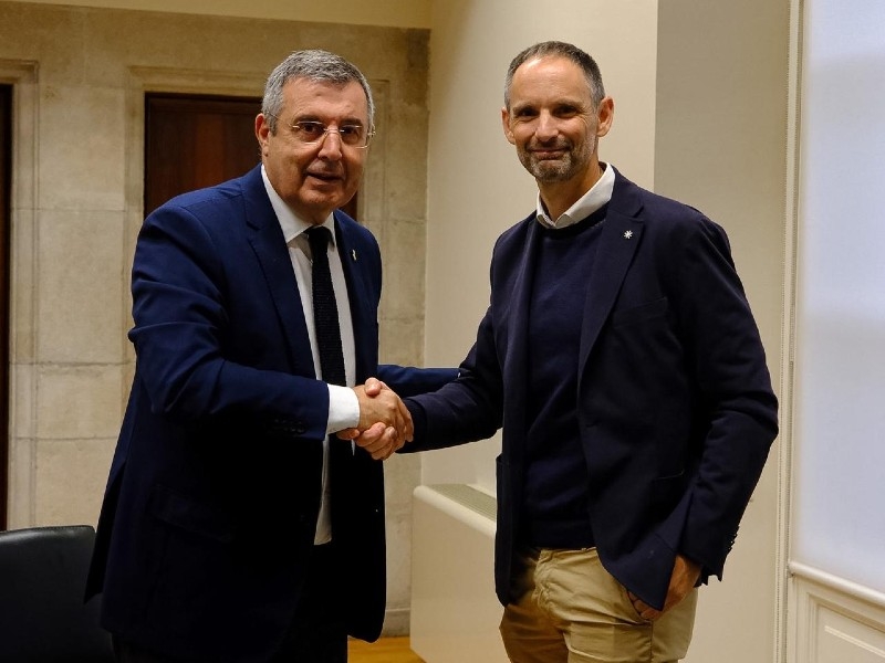 Foto 5: La Clínica Girona entrega a la Fundació Fita cinc vitralls de Domènec Fita de l'antiga seu, creats l'any 1965
