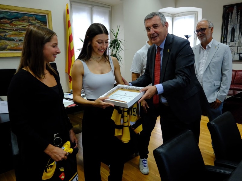 Foto 2: La Diputació de Girona homenatja l'equip sènior femení del Club Gel Puigcerdà pel seu doblet històric del curs 2025-2