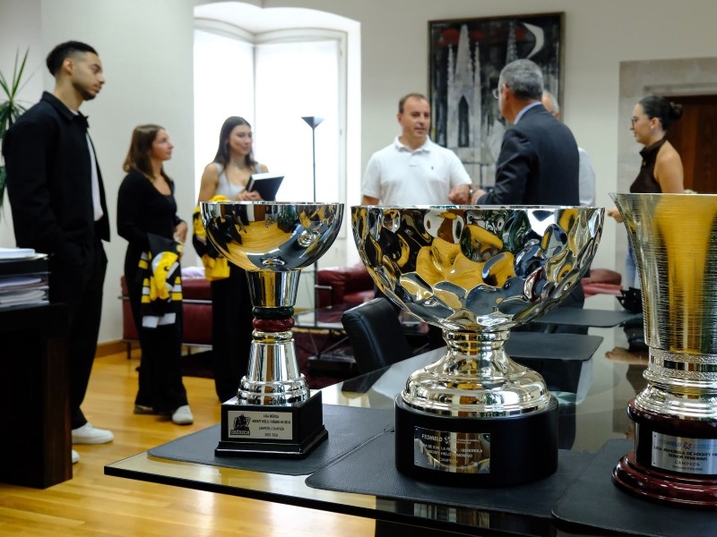 Foto 3: La Diputació de Girona homenatja l'equip sènior femení del Club Gel Puigcerdà pel seu doblet històric del curs 2025-2