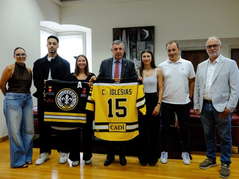 Foto 5: La Diputació de Girona homenatja l'equip sènior femení del Club Gel Puigcerdà pel seu doblet històric del curs 2025-2
