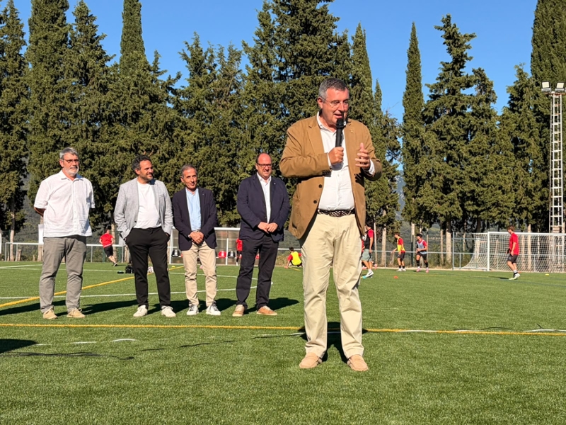 Foto : Inauguració del nou camp de gespa artificial de Montagut i Oix, finançat amb el suport de la Diputació
