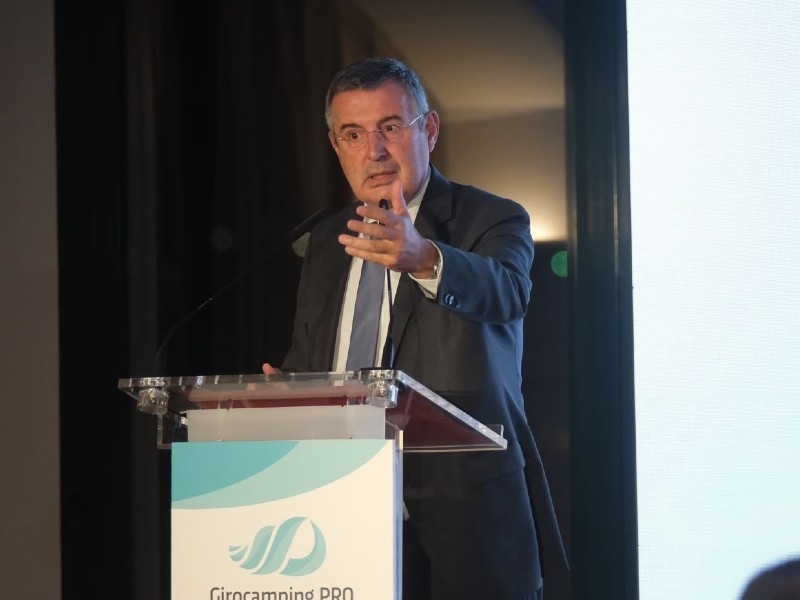 Foto 2: El president, Miquel Noguer, rep el Premi Girocamping 2026 per la seva implicació i suport al sector del càmping giro