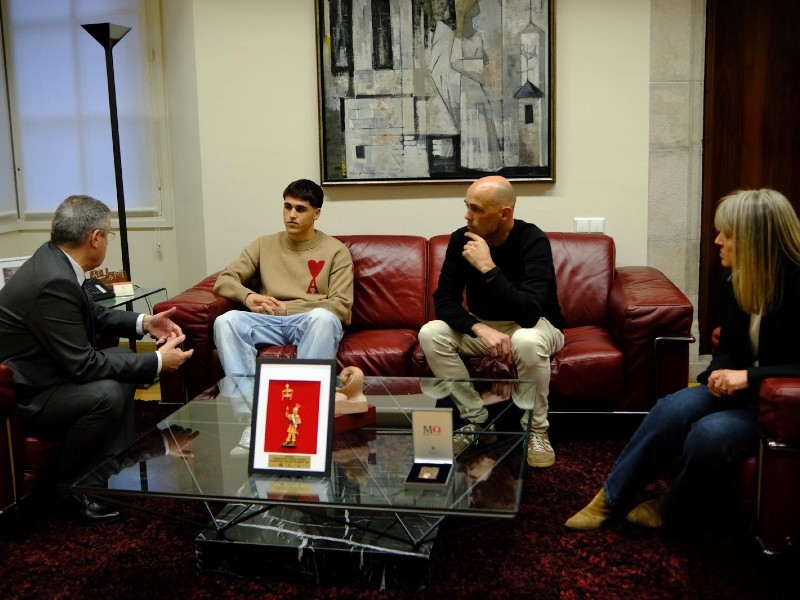 Foto 4: Reconeixement de la Diputació de Girona al futbolista del FC Barcelona Pau Cubarsí pels seus èxits esportius
