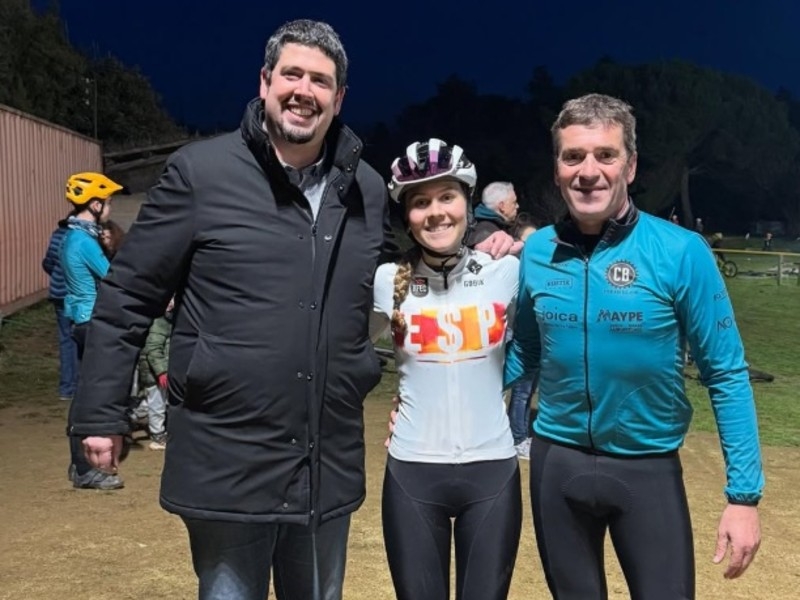 Foto : El vicepresident primer, Pau Presas, rep la cassanenca Jana Freixas, campiona estatal de ciclocròs
