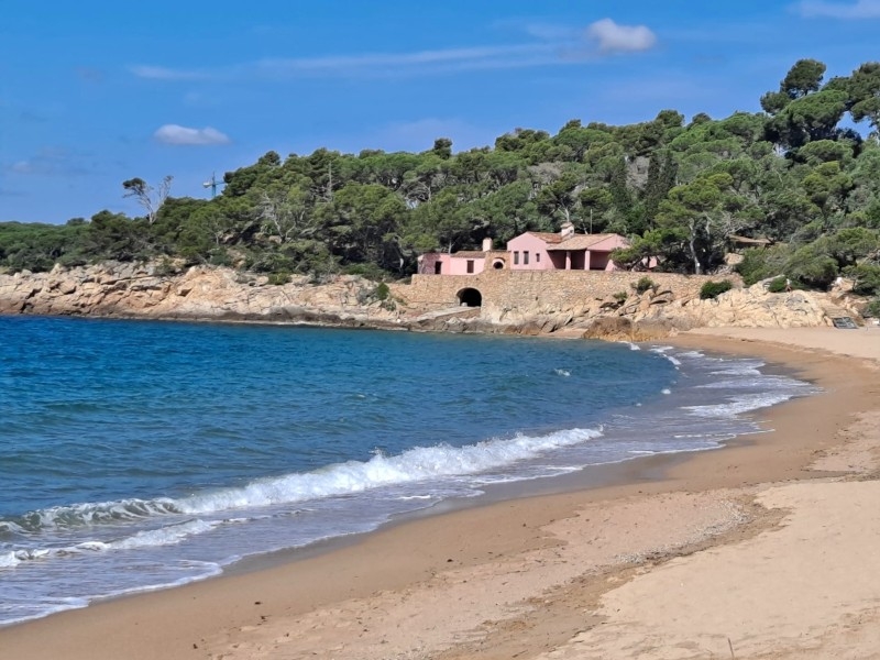Foto : El Consorci d'Aigües ultima la reparació de l'emissari submarí de la platja de Castell, on ja es permet l'accés al ba