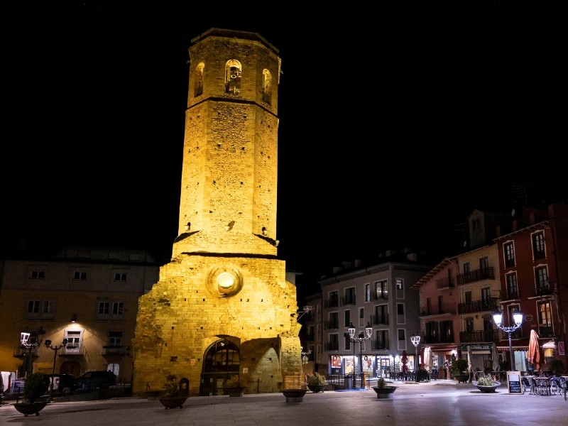 Foto 2: Puigcerdà i Ripoll s'il·luminen de groc per celebrar el compte enrere dels cent dies per a l'inici del Tour de França