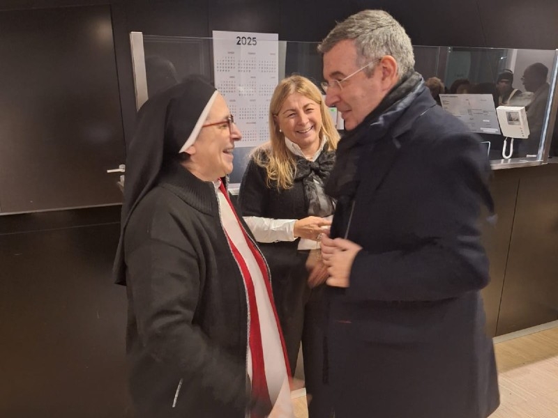 Foto : Miquel Noguer assisteix a la projecció del documental de sor Lucía Caram Ucraïna: resistència i esperança, a