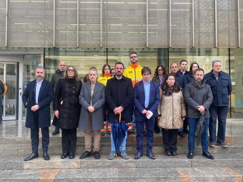 Foto : La Diputació de Girona s'uneix al minut de silenci en memòria de les víctimes de l'accident ferroviari d'Adamuz (Còrd