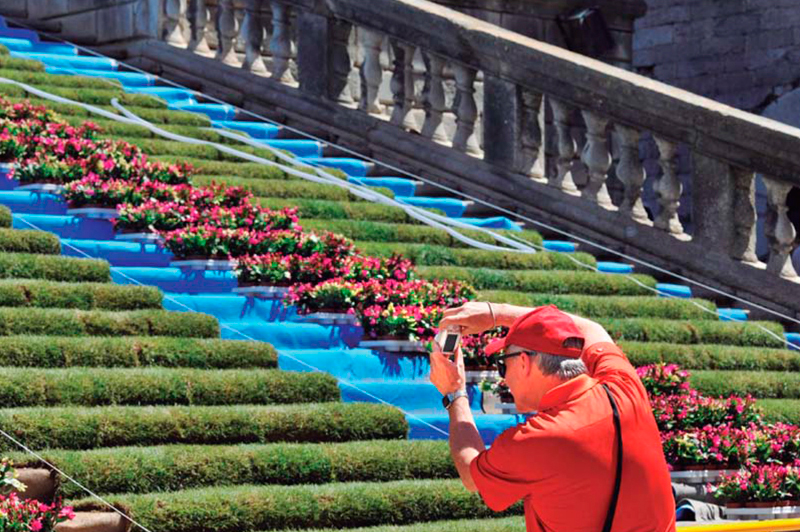 Robin Townsend. Fotografiant les escales de la Catedral per Temps de Flors. Girona, maig de 2012
